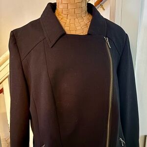 Laura Petites Size 16 black zip blazer. EUC. Can be worn open/zipped up.